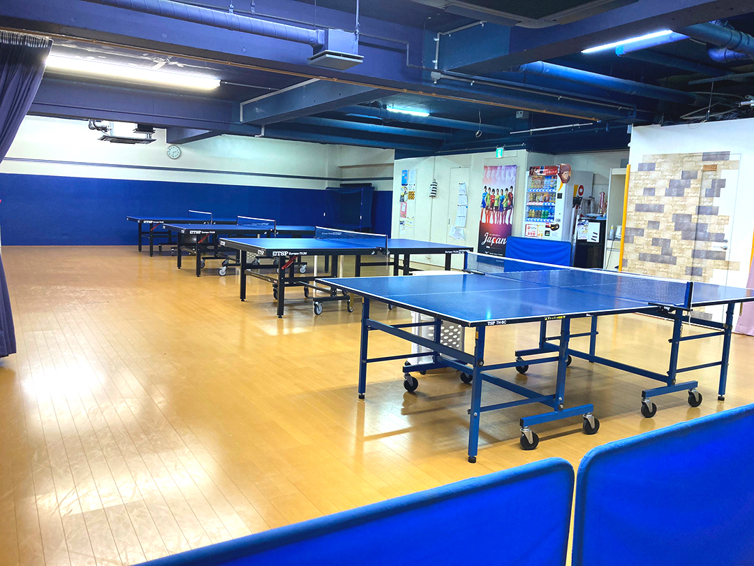 オレンジ卓球場の内観写真